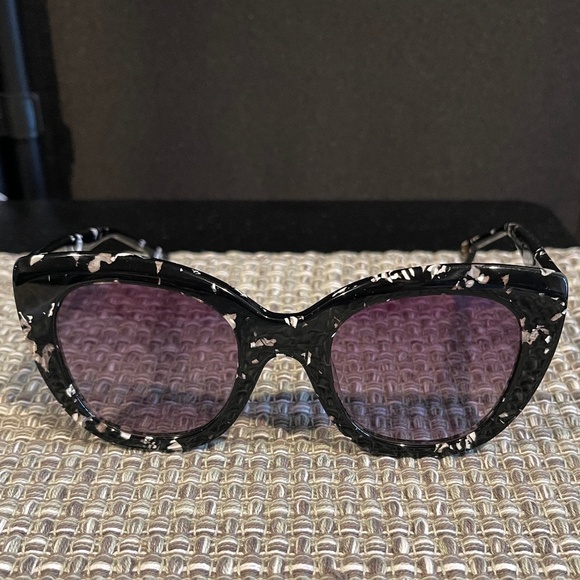 NWT Alice + Olivia Mercer Sunglasses, Snow Storm, OS - Picture 3 of 7